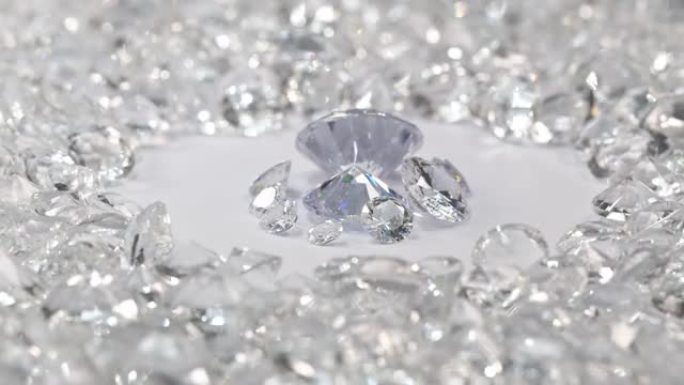 白色钻石簇拥着白色钻石。