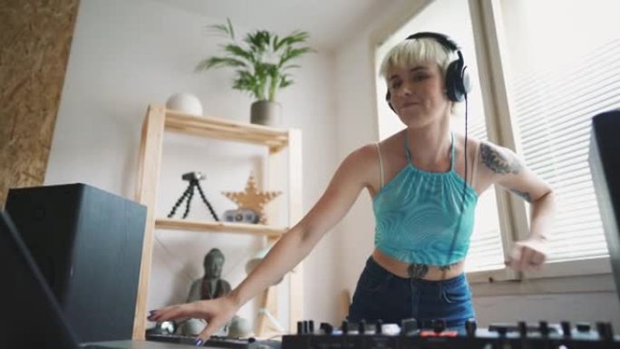 美丽的女性DJ流媒体来自家庭音乐工作室的现场音乐