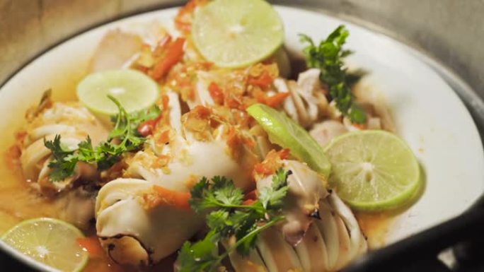 鱿鱼配柠檬和鱼露。从火锅里新鲜出来的。泰国菜单海鲜餐。潘开枪。