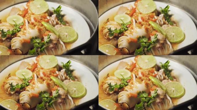 鱿鱼配柠檬和鱼露。从火锅里新鲜出来的。泰国菜单海鲜餐。潘开枪。