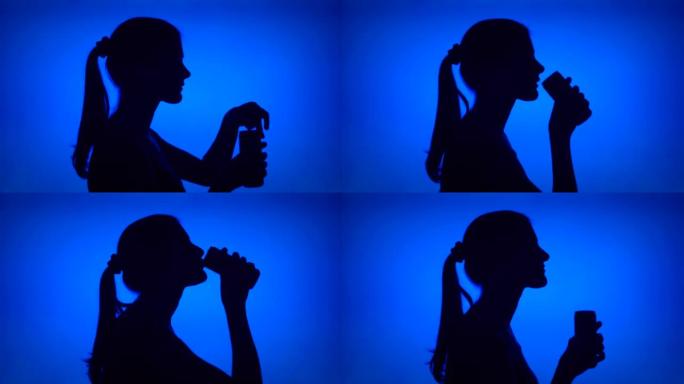蓝色背景上的女人打开软饮料的轮廓。轮廓饮料苏打水中的女性脸