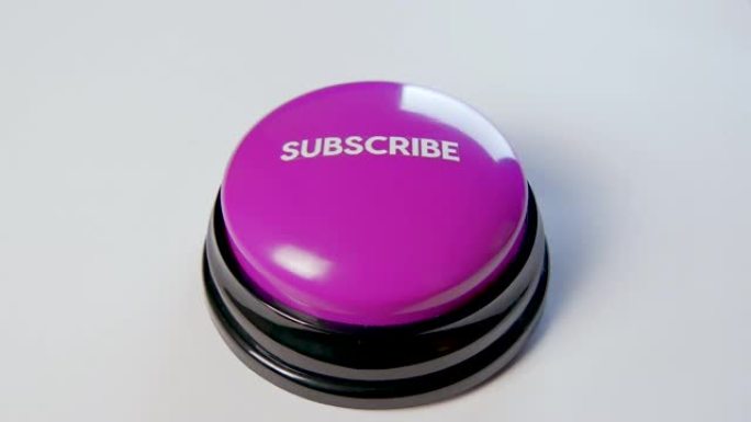 按下紫色订阅按钮的年轻女子。成为新追随者，享受作者内容的概念。订阅频道、博客、社交媒体页面、电子邮件