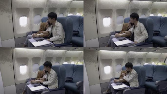亚洲情侣游客乘飞机旅行。