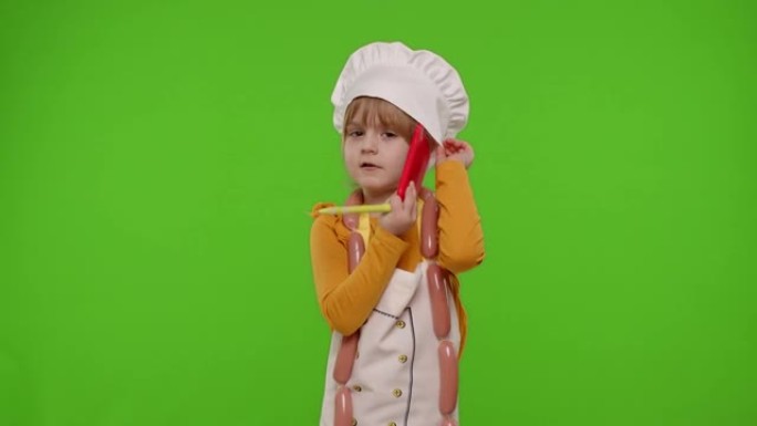 儿童女孩厨师厨师接收在线订单，在手机上与客户交谈