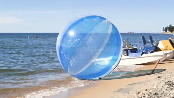 空水球称为zorb或aquasphere，与其他水上活动一起，在海浪上飞溅，对海滩度假者具有极大的吸