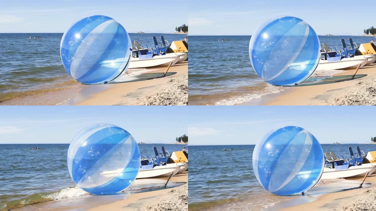 空水球称为zorb或aquasphere，与其他水上活动一起，在海浪上飞溅，对海滩度假者具有极大的吸