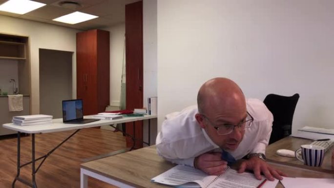 办公室的傻瓜掉落掉落和绊倒