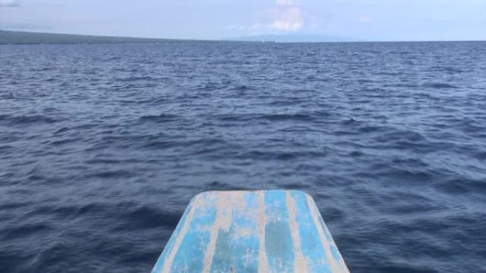菲律宾海天背景下水面上的船首。