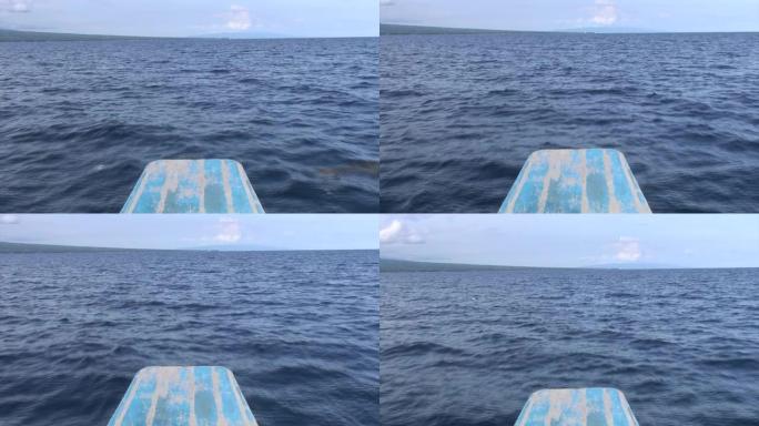 菲律宾海天背景下水面上的船首。