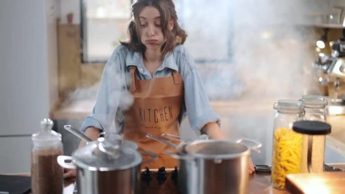 家庭主妇在烟熏厨房里吃烧焦的食物