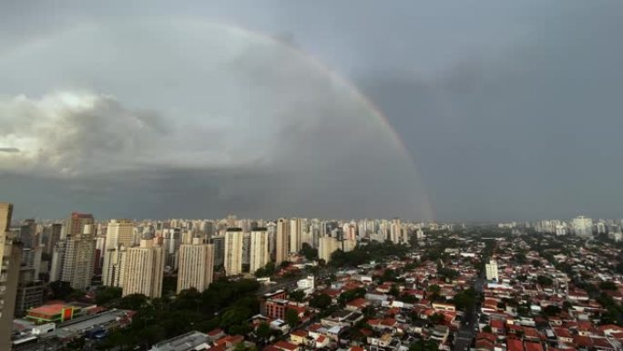 城市中的彩虹。