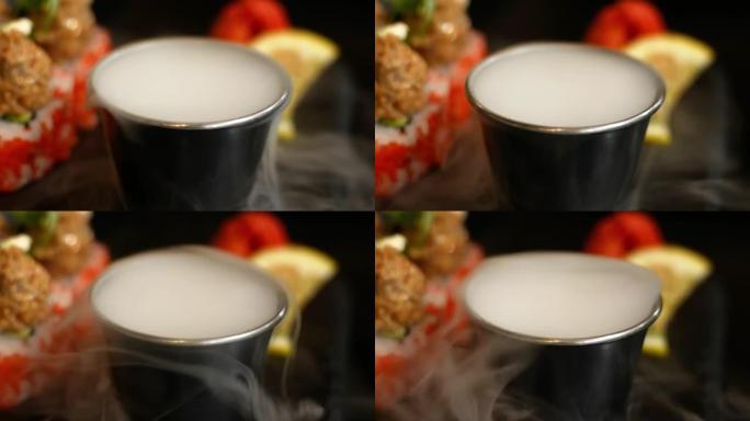 干冰雾流。特写4k视频与水的化学反应。餐厅供应干冰餐的侧视图。
