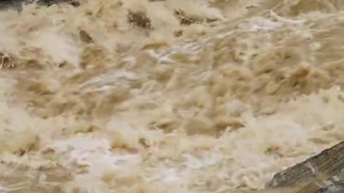 河流。泡沫状的脏水在特写镜头中