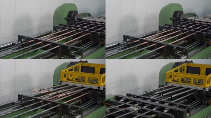 在工厂慢动作的工业数控机床上制造金属管。