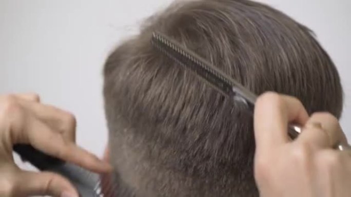 用稀疏的剪刀特写在后脑勺上稀疏头发。