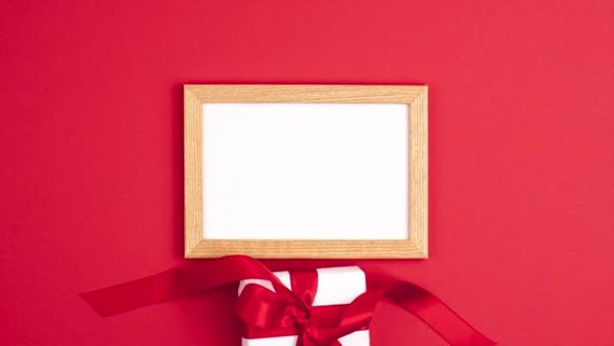 停止运动动画模型木制框架平铺白色礼品盒，左侧有红色缎带蝴蝶结，红色背景鲜明。母亲节假期赠送生日快乐概