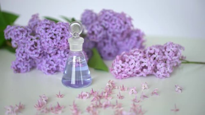 玻璃瓶香水美丽的花丁香，花瓣的丁香，香水，香味，花，香气，背景，美丽