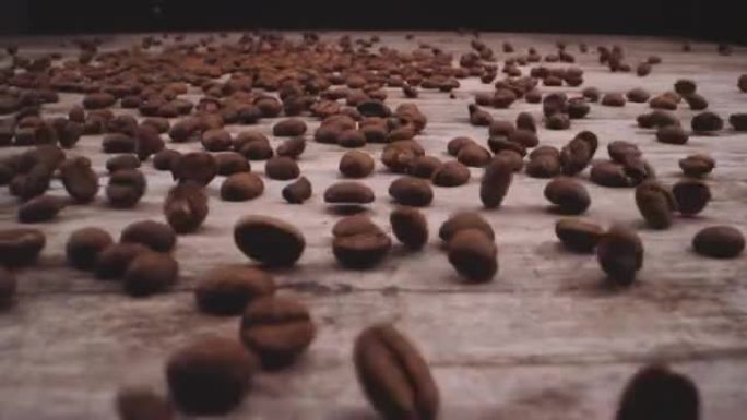烤咖啡豆掉在木头上