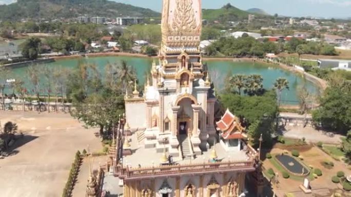 游客参观泰国普吉岛佛教瓦查隆寺
