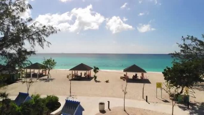 鸟瞰图镜头的海岸线，开曼群岛股票视频开曼群岛，大开曼群岛，加勒比，旅游胜地，酒店