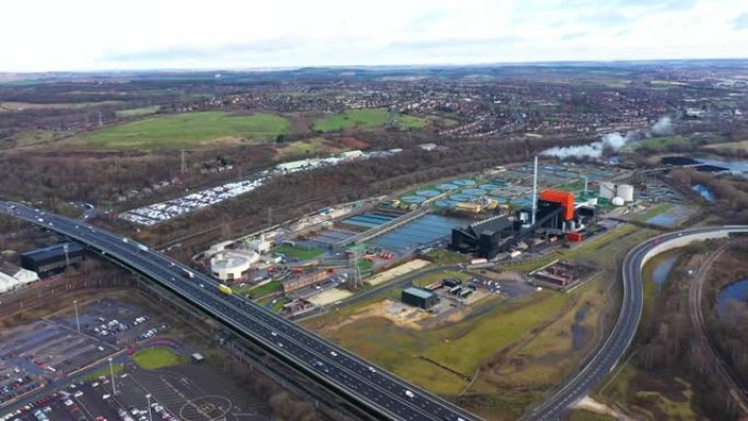 位于英国谢菲尔德的污水处理厂和高速公路沿M1高速公路的航拍画面显示了回收分离水箱