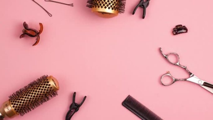 专业剪发剪梳子的定格动画，用于分离发夹部分发夹和金色圆形发刷，用于粉红色着色造型。美发师沙龙设备