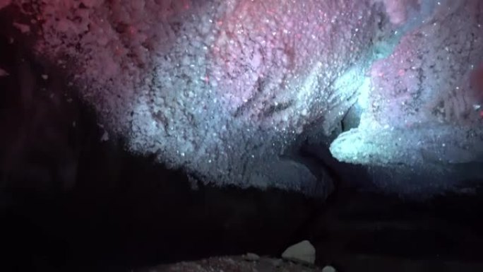 在一个有灯笼彩色照明的冰洞里