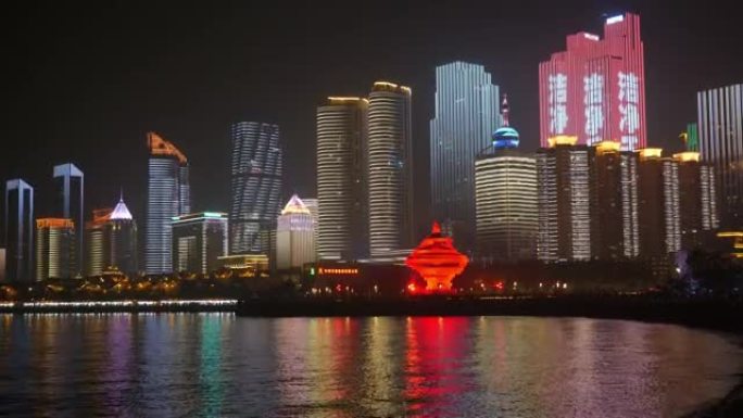 夜间著名的青岛市市中心照明秀步行湾全景4k中国