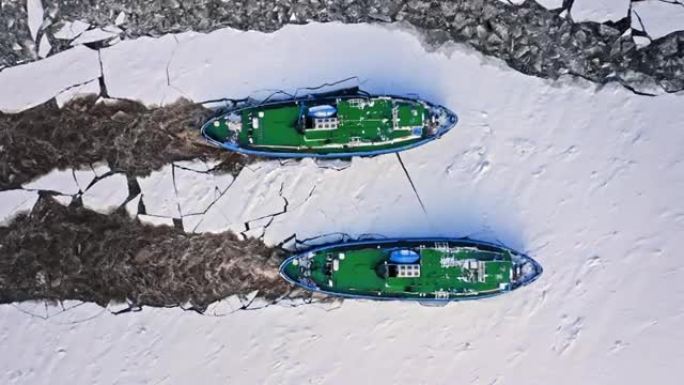 波兰2020-02-18，Wloclawek附近的两艘破冰船碾碎了冰