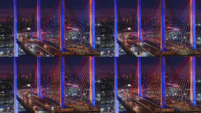 傍晚的交通正在变色的Kosciuszko桥上，背景是曼哈顿和布鲁克林的遥远景色。静态摄像机运动的航拍