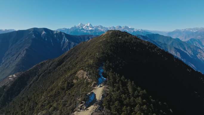 西藏林芝地貌甲应村崎岖山路汽车行驶自驾游