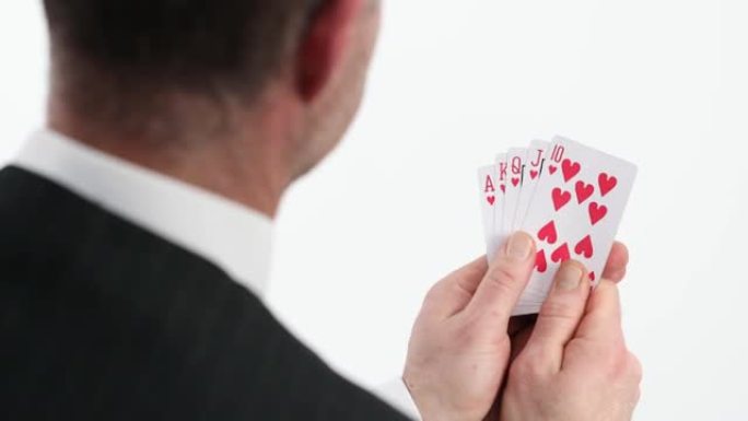 专注于扑克玩家的牌，皇家同花顺-特写，皇家同花顺