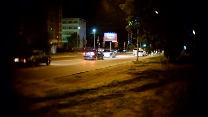 街上的汽车夜景镜头用旧的c-mount镜头拍摄，复古