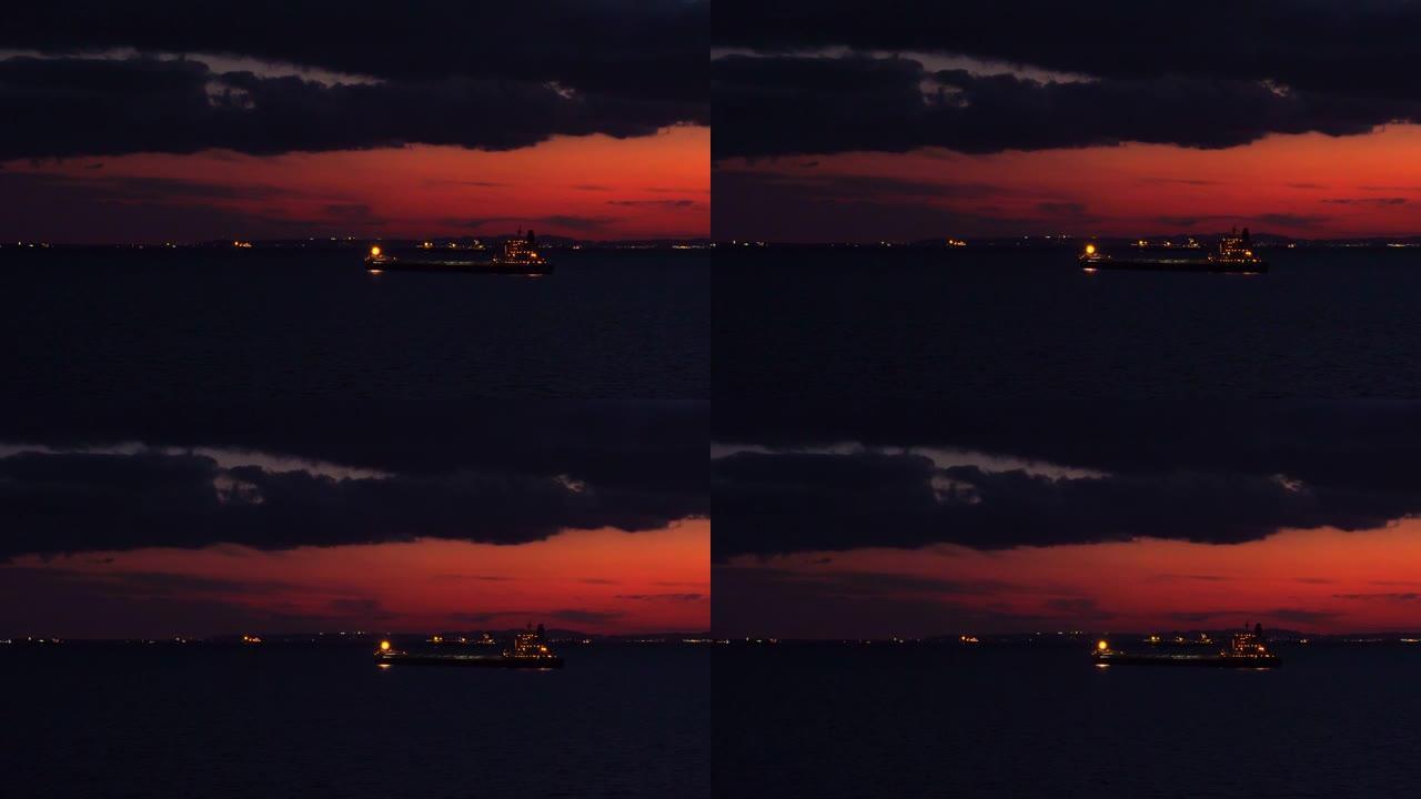 夕阳照耀的轮廓中的商船