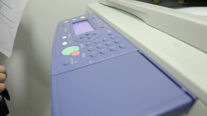 在办公室使用打印机或扫描仪的女人。上班族使用印刷机。