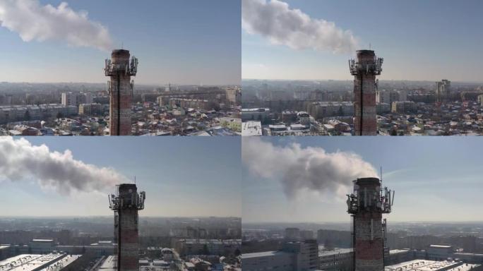 有白烟的管道。城市燃气锅炉房的管道，白烟笼罩着天空。无人机的俯视图。