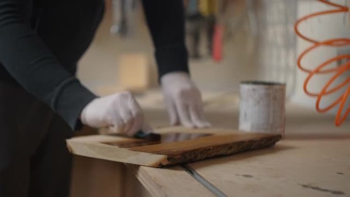 工匠用木材浸渍处理木板，用油涂覆木质表面，木材着色，木材保护涂层，木制产品油漆，4k 60p Pro