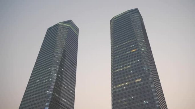 暮光照明长沙市著名商业塔正面视图慢动作全景4k中国