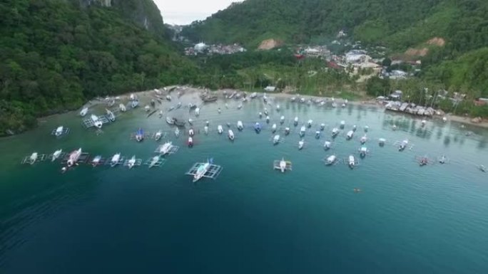 菲律宾巴拉望的爱妮岛。海景，背景是沙滩船和海洋。游客中非常受欢迎的观光场所