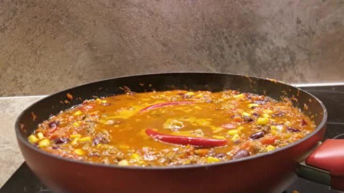 辣椒 “辣椒和肉酱” 在锅里炖煮，蒸汽上升