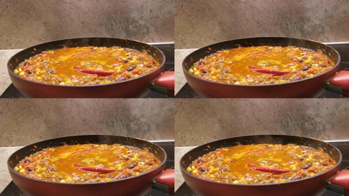 辣椒 “辣椒和肉酱” 在锅里炖煮，蒸汽上升