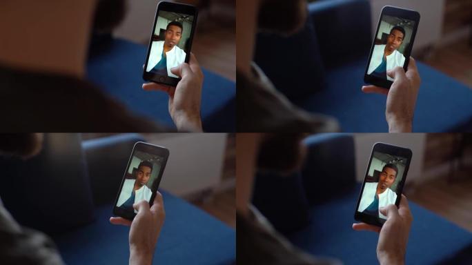 男性通过视频通话与非裔美国医生在家里通过电话聊天的特写镜头。