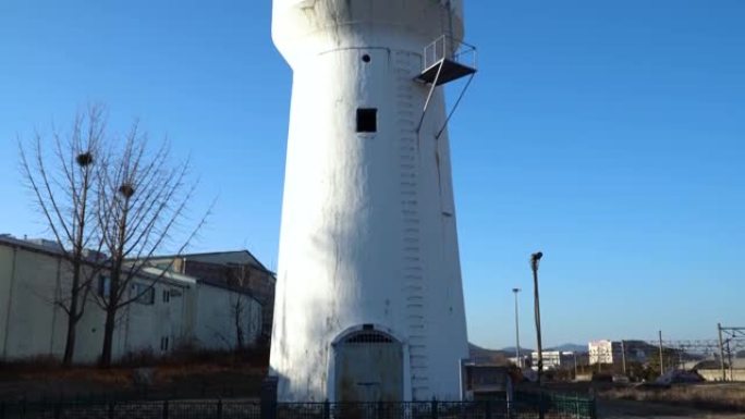 韩国原州- 2020年12月:原州站水塔。国家登记文化遗产138。该设施是为军港线蒸汽机车供水而建的