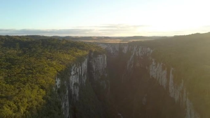 空中缩小黄金时段令人惊叹的丛林峡谷Itaimbezinho Aparados Da Serra巴西 