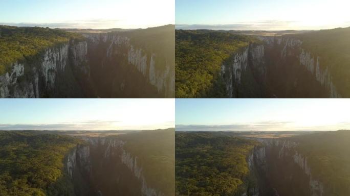 空中缩小黄金时段令人惊叹的丛林峡谷Itaimbezinho Aparados Da Serra巴西 