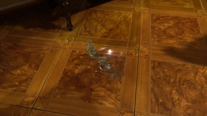 房屋地板上碎玻璃的特写