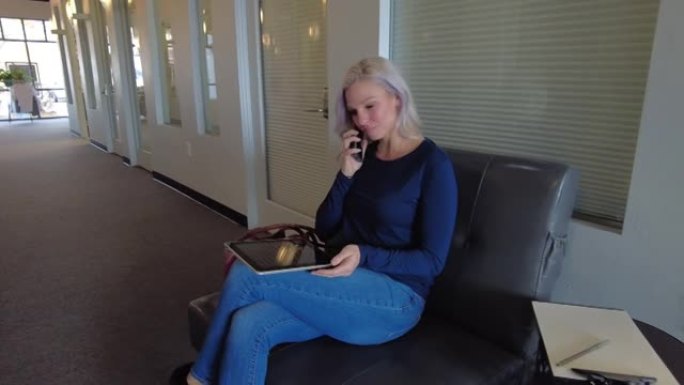 年轻的白人女性在商务候车室等待预约使用技术4k视频系列