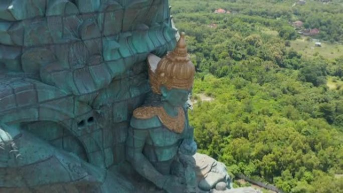 毗湿奴骑迦楼罗的近距离鸟瞰图。印度尼西亚巴厘岛巨型铜蓝绿鹰航Wisnu Kencana雕像