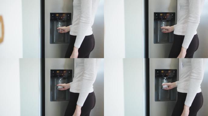 从冰箱上的制冰机上获取冰