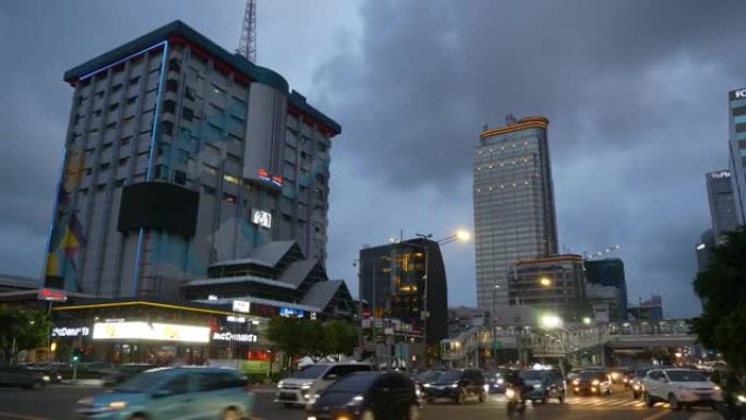暮夜照明雅加达市市中心交通街十字路口全景4k印度尼西亚